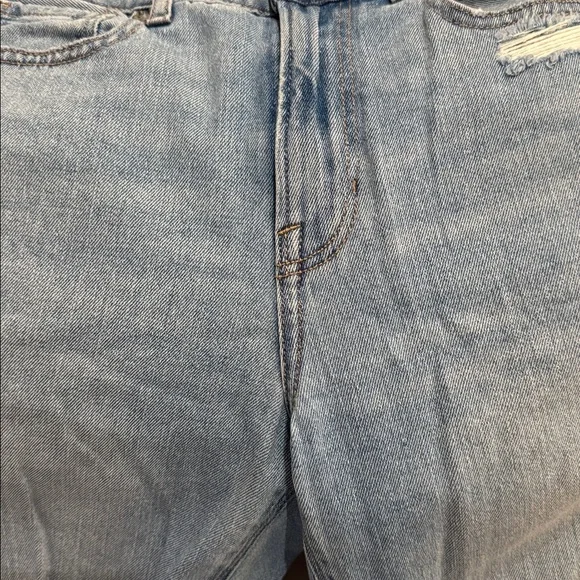 American Eagle Outfitters High Rise Mom Jean 0 Short Light Wash Distressed - Picture 5 of 12
